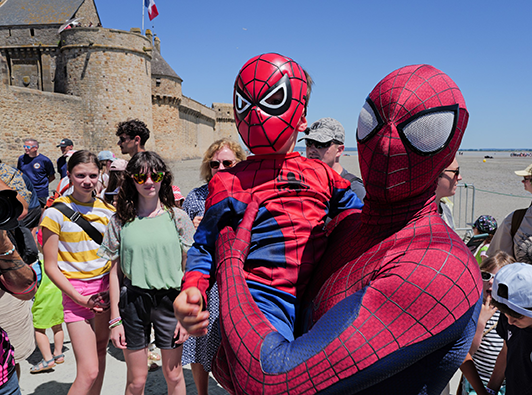 Les Super Héros Grand Cœur au Mont-Saint-Michel